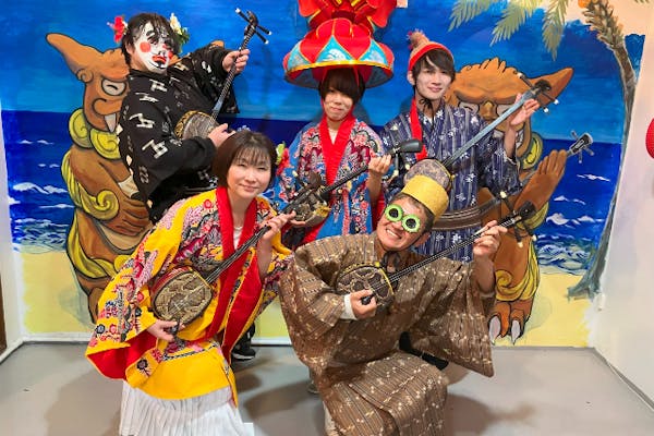 沖縄・那覇・ゆいレール赤嶺駅】あの名曲も弾けちゃうかも！三線体験