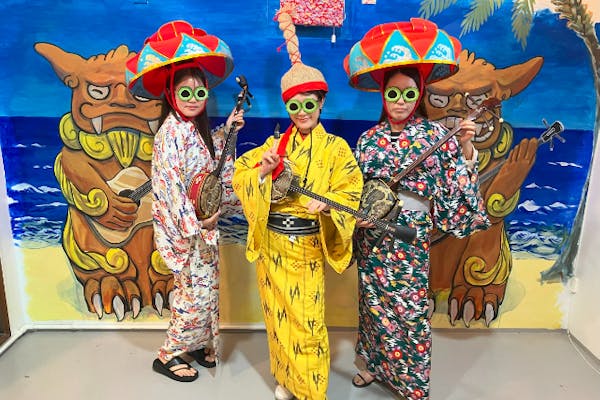 沖縄・那覇・ゆいレール赤嶺駅】あの名曲も弾けちゃうかも！三線体験