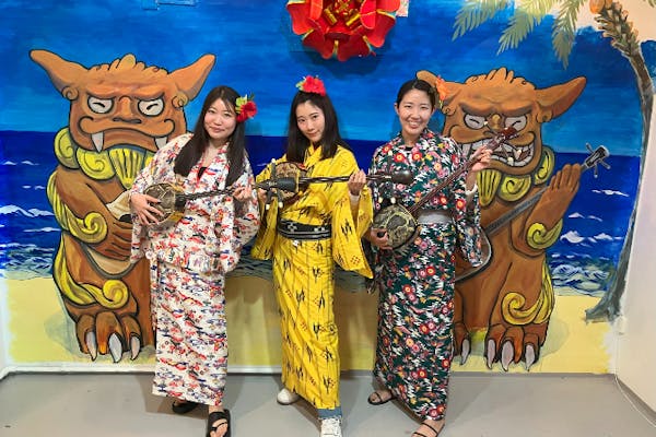 沖縄・那覇・ゆいレール赤嶺駅】あの名曲も弾けちゃうかも！三線体験