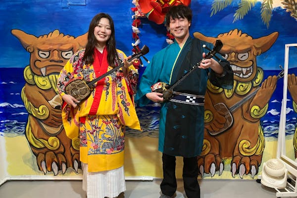 沖縄・那覇・ゆいレール赤嶺駅】あの名曲も弾けちゃうかも！三線体験