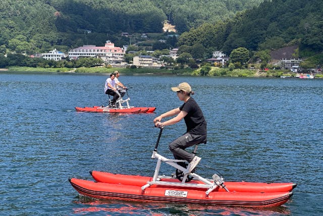 【山梨県・河口湖・サイクリング】河口湖でココだけ！2名乗り水上自転車に乗って湖面をサイクリング