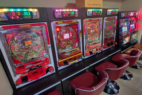 【1日遊び放題・こもって満喫】出入り自由！小さい子も飽きないプラレール＆レトロゲーム満喫プラン★子どもはファミコン、パパは実機パチンコ・スロットへ！家族で1日中遊べる秘密基地♪