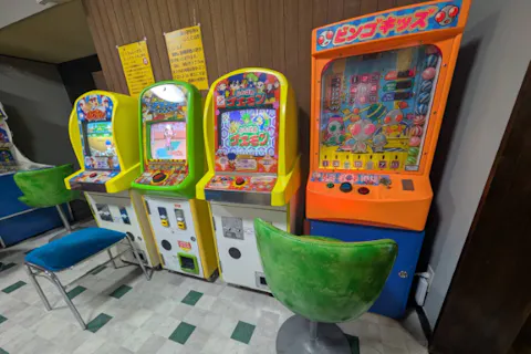 【1時間・サクッと体験】小さい子からパパまで熱中！懐かしのレトロゲーム体験プラン★プラレールやワニワニパニック・子供メダル機にファミコンも！雨の日の屋内遊びや寄り道に♪