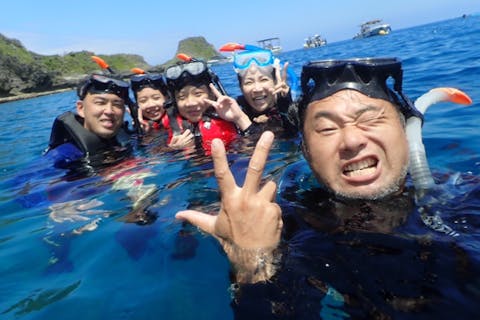 【沖縄・青の洞窟】 学割あります！ボートで行く青の洞窟スノーケリング　ラウ兄のお店！