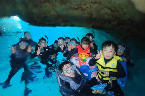【沖縄・青の洞窟】 2歳からできます！学割あります！ボートで行く青の洞窟スノーケリング　ラウ兄のお店！