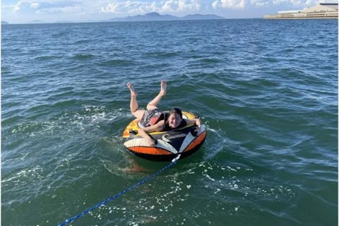 【香川・丸亀・トーイングチューブ】ボートに乗れちゃう！トーイングチューブ体験（通常コース15分）