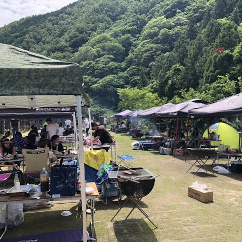 川とBBQのキャンプフィールド