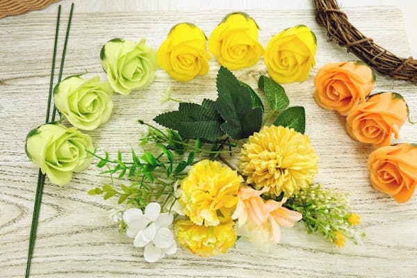 東京・新宿・手作リース】香りをつけられるお花いっぱいのフラワー