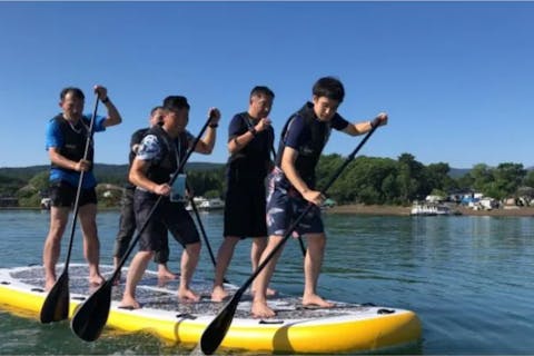 山梨・山中湖・SUP】家族や仲間と⼀緒に！特大のサイズの「ファミリーSUP」 に挑戦！｜アソビュー！