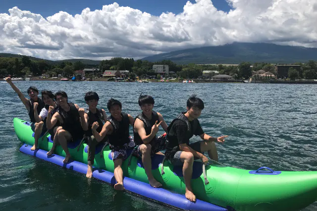 【山梨県・山中湖・７名バナナボート】気分爽快！大自然のなかでバナナボート体験！