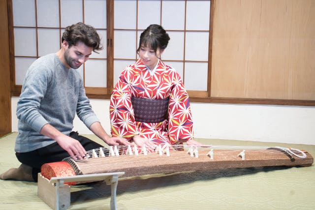 【東京・浅草・楽器体験】初めての琴体験♪アニメソングやヒット曲を琴で弾こう♪