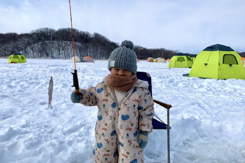 【北海道・札幌近郊・わかさぎ釣り】送迎あり・テント貸切★丸ごと体験プラン！穴あけ〜釣って天ぷらまでチャレンジ！釣り仙人と行くワカサギ釣り☆