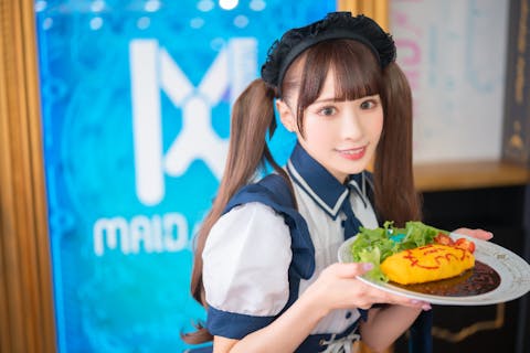 【東京・秋葉原・メイドカフェ・1時間】萌え萌えキュンのおまじないで、まるでアニメのような体験を！お絵かきオムライスプラン＜LIVE＆記念撮影付き＞
