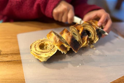 [北海道・札幌・定山渓]焚き火をしながら、じっくり年輪を重ねよう！～くるくるバウムクーヘン作り～