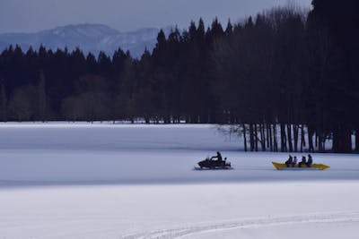 秋田・北秋田・バナナボート】冬の雪原を疾走しよう！バナナ