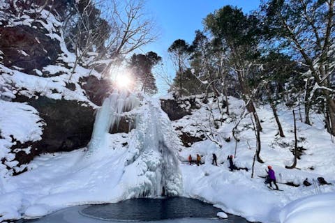 【栃木・鬼怒川・氷瀑スノーシューハイク】 幻の滝「黒滝コース」・温かいスープ付き