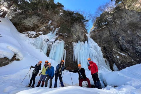【栃木・奥日光・氷瀑スノーシューハイク】アイスブルーの氷瀑「庵滝コース」