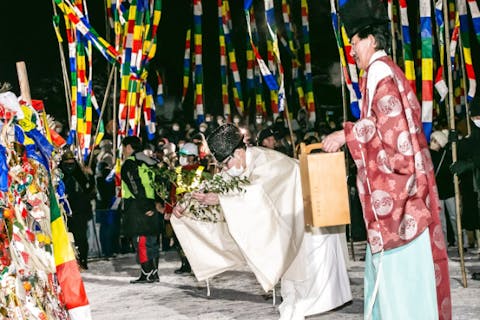 【秋田・仙北・日本の伝統文化】天筆体験・新年のお祓い体験。いやなことは全部水に流して、新年の願いを5色の天筆に書いてみよう！ニテコサイダー付き