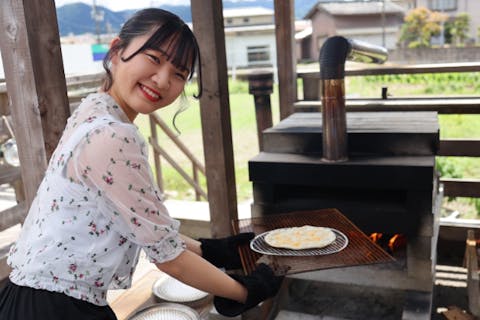 【兵庫・朝来市・ピザづくり体験】ピザ窯で焼くオリジナルピザ作り＆FujiFarmの採れたて野菜サラダ・デザート付コース