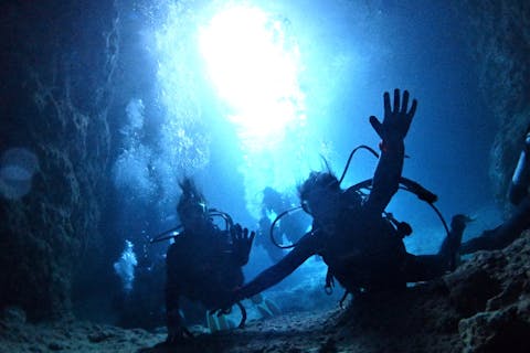 【沖縄／恩納村／青の洞窟／体験ダイビング】カメラ撮影付き♪安心の貸し切り♪当日予約OK♪