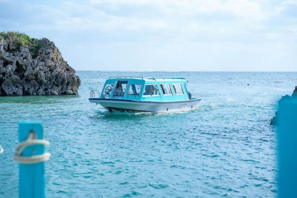 沖縄・南城】当日予約OK！3歳まで無料／着替え不要♪グラスボート遊覧