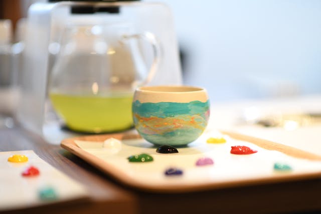 【東京・下北沢・絵付け】カラフルな江戸塗りで器を作る、お茶とお茶菓子付きのプラン
