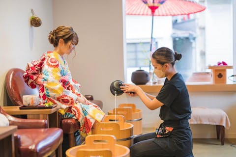 【京都・祇園・足湯】お花／お茶／お塩から選べる足湯＆マッサージコース30分！目や香りから癒される好みに合わせて選べる人気プラン