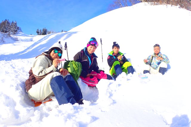 【新潟・十日町・スノーシュー】雪深いの夜の雪原へ！月と星を見ながら進むナイトコース