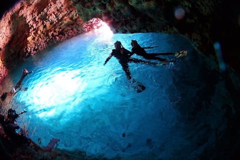 【沖縄／恩納村／青の洞窟／シュノーケリング】カメラ撮影付き♪安心の少人数制♪当日予約OK♪