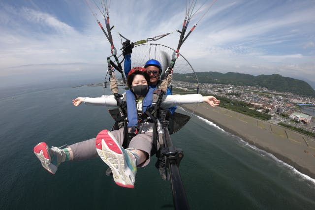 【神奈川・大磯・モーターパラグライダー】相模湾を上空から一望できる！大満足のたっぷり20分ロングコース