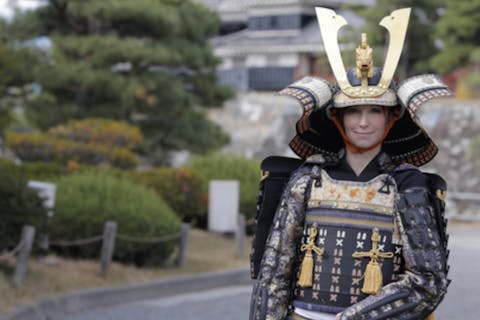 【長野・松本・鉄製本格甲冑体験】本格甲冑を着て松本城へいざ出陣！歴史好き方必見！松本城で本格的な侍になれる貴重な体験～松本城まで徒歩2分～