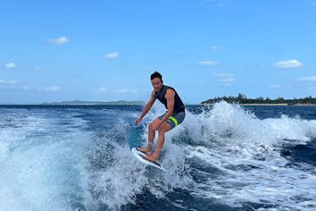 沖縄・宜野湾】2時間貸切 ウェイクサーフィン体験プラン 専用艇を貸切