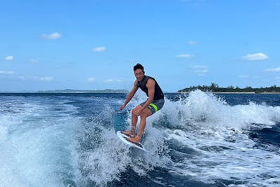 沖縄・宜野湾】2時間貸切 ウェイクサーフィン体験プラン 専用艇を貸切