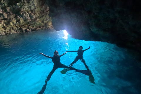 【沖縄・恩納村・シュノーケリング】大人気！青の洞窟体験シュノーケリングプラン。追加料金なしのコミコミプランでお得に海遊び！