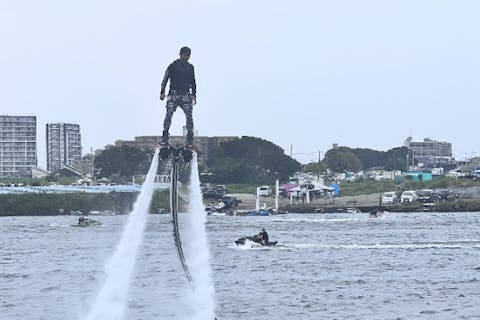 【神奈川・平塚市・ジェットブレード】初心者でも空を飛べる！？平塚の海でジェットブレード体験プラン！