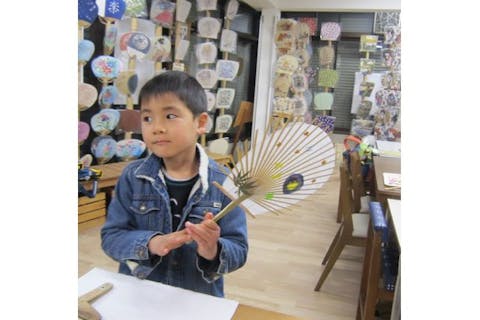 【埼玉・越生・うちわ貼り体験】日本唯一の越生うちわ工房！伝統の技術を学び、オリジナルうちわを作ろう！職人指導・素材豊富・体験後は越生散策も♪