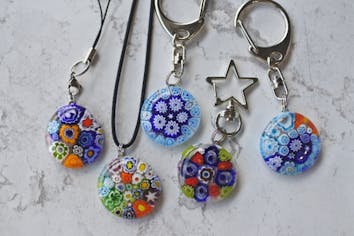 長崎・ガラス細工体験】ミルフィオリアクセサリー体験！千の花ガラスを