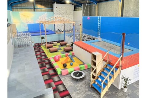 【岐阜・岐南町・トランポリン】1時間/お得プラン！トランポリン、ボルダリング、スポンジプールと15分間のサイバーホイールまで貸切で楽しめちゃう☆特典付きで楽しさ無限大♪