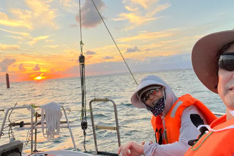 【沖縄本島南部・糸満・ヨットセーリング】サンセットプラン2時間・2～4名様乗船＜当日電話申込可＞