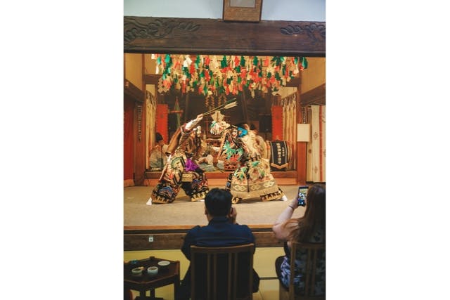 【島根・大田・伝統芸能】1日1組限定、プライベート石見神楽体験・歴史ある神社で日本酒ペアリングと舞手との交流を