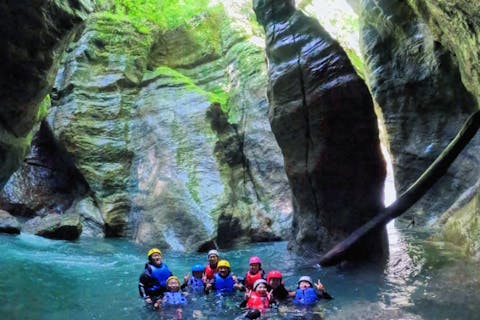 【高知・キャニオニング】仁淀ブルーを大冒険！中津渓谷キャニオニングツアー！友達、カップル、家族で最高の思い出を作ろう！写真、動画はプレゼント！