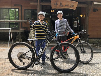 スーパーで売られている格安マウンテンバイクでプロがダウンヒル
