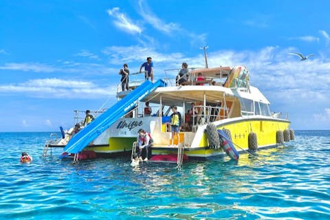 【那覇発・慶良間海域・半日・日本語必須】人気急上昇！シュノーケル＆パラセーリングコース　滑り台・ジャンプ台・海上ブランコ付き業界最大級クルーザー| 圧倒的に揺れが少ない | 豊富なアクティビティ|