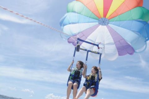 【那覇発】【パラセール】【１日５便】【少人数制プラン】青い海を一望！空中ブランコ体験、パラセーリングコース