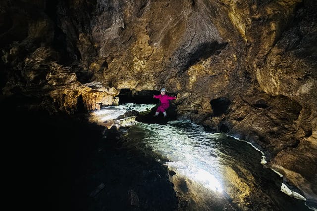 【愛知・東栄町・洞窟探検】初めての方やお子様もベテランガイドがしっかりサポート！誰でも気軽に本格的な洞窟探検が楽しめる！ブリリアントブルーな神秘の泉にも感動間違いなし！？