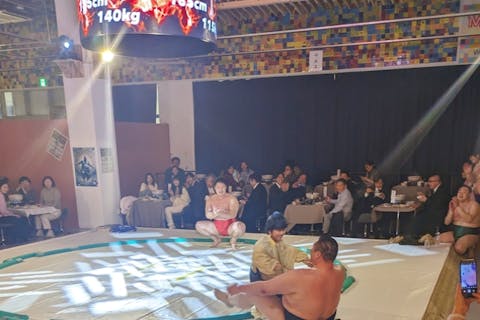 【大阪・りんくうタウン・〈梅〉相撲ショー】ド迫力相撲体験＆日本文化を味わうレストラン！元大相撲力士「小錦」プロデュース☆屋台ブースで食べ歩きも♪