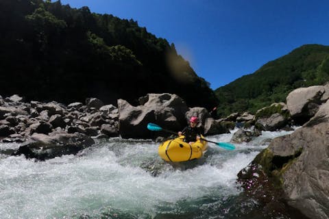 【高知・仁淀川・パックラフト】最高のリバートリップを！一人乗りのボートに乗って仁淀川が作る大渓谷を冒険しよう！