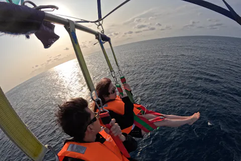 【沖縄・宜野湾・パラセーリング】当店オリジナル！専用ボートで行くパラセーリング！宜野湾上空の絶景散歩！