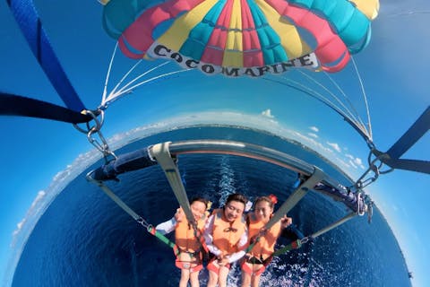 【沖縄・宜野湾・パラセーリング】当店オリジナル！専用ボートで行くパラセーリング！宜野湾上空の絶景散歩！