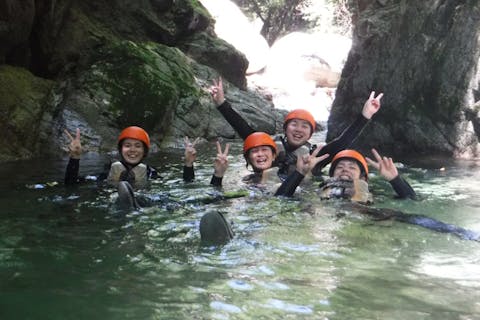 【三重県・いなべ市】宇賀渓シャワークライミング！初心者、女性、カップル、にもおすすめです！ 別世界へのトリップ感満載！